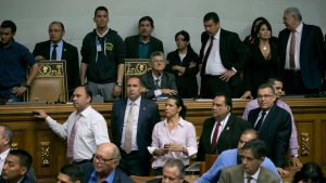 Manifestación de partidarios del gobierno interrumpió una sesión especial del Congreso en que los legisladores discutí­an entablar una demanda contra el presidente Nicolás Maduro.