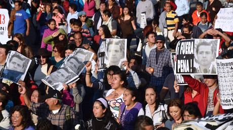 Padres de jóvenes desaparecidos encabezan marcha en Guerrero