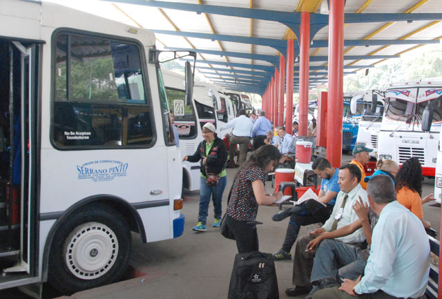 Un gentío se moviliza por el terminal de Los Lagos