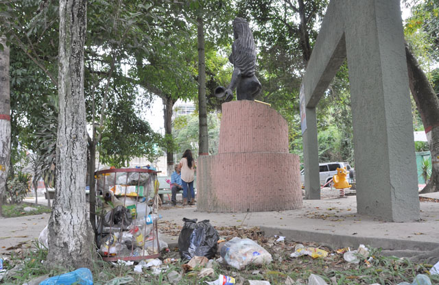 Ni la escultura se salvó de los vándalos en plaza La India