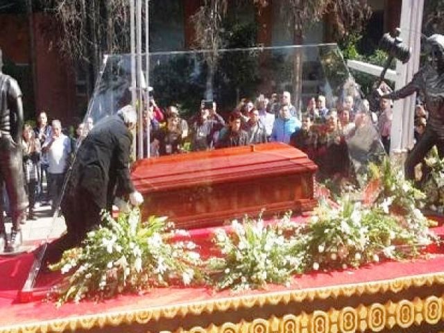 Restos de “Chespirito” ya descansan en el Panteón Francés