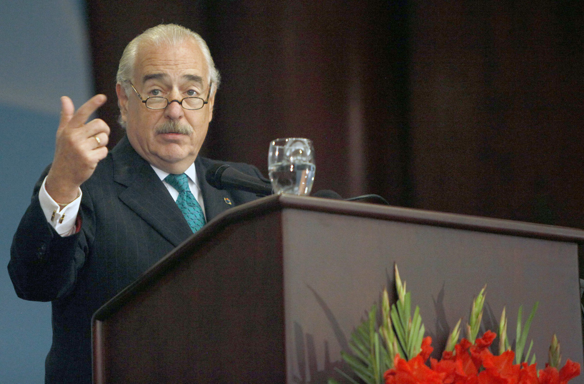 Pastrana llega al país para foro sobre derechos humanos y democracia