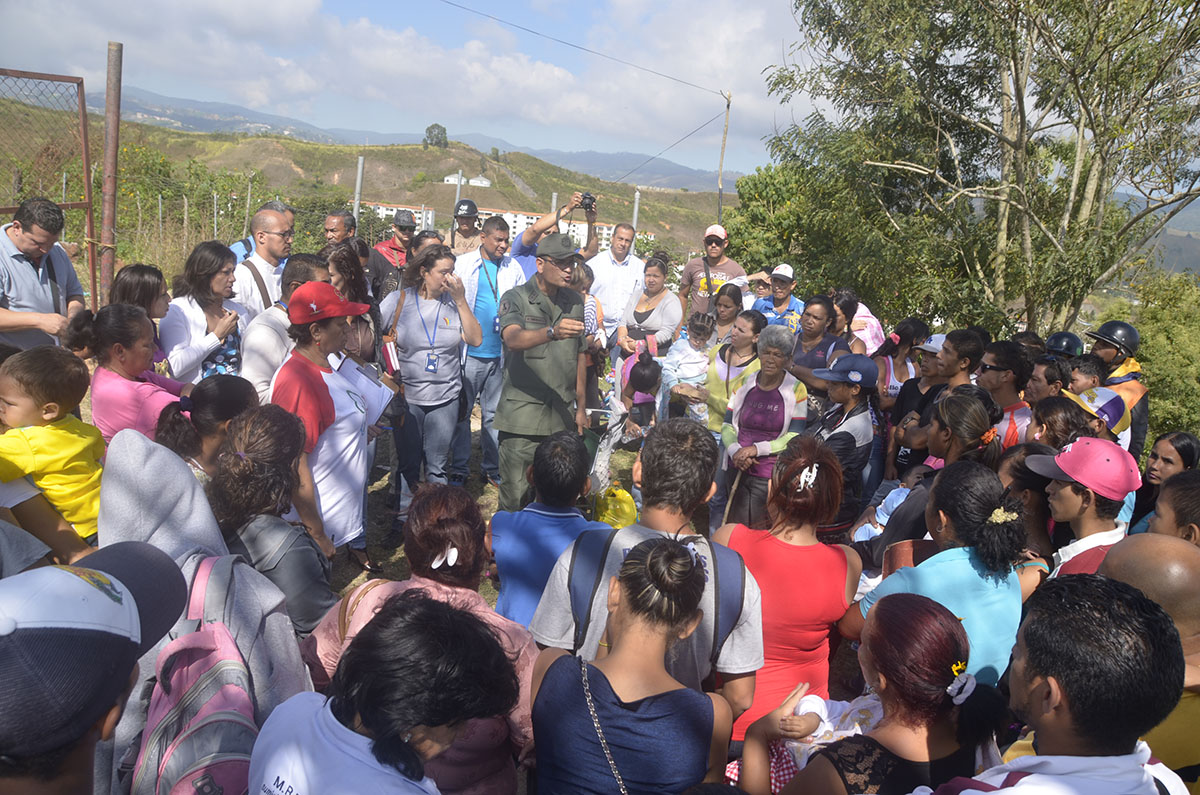 Ordenan desalojo de invasores