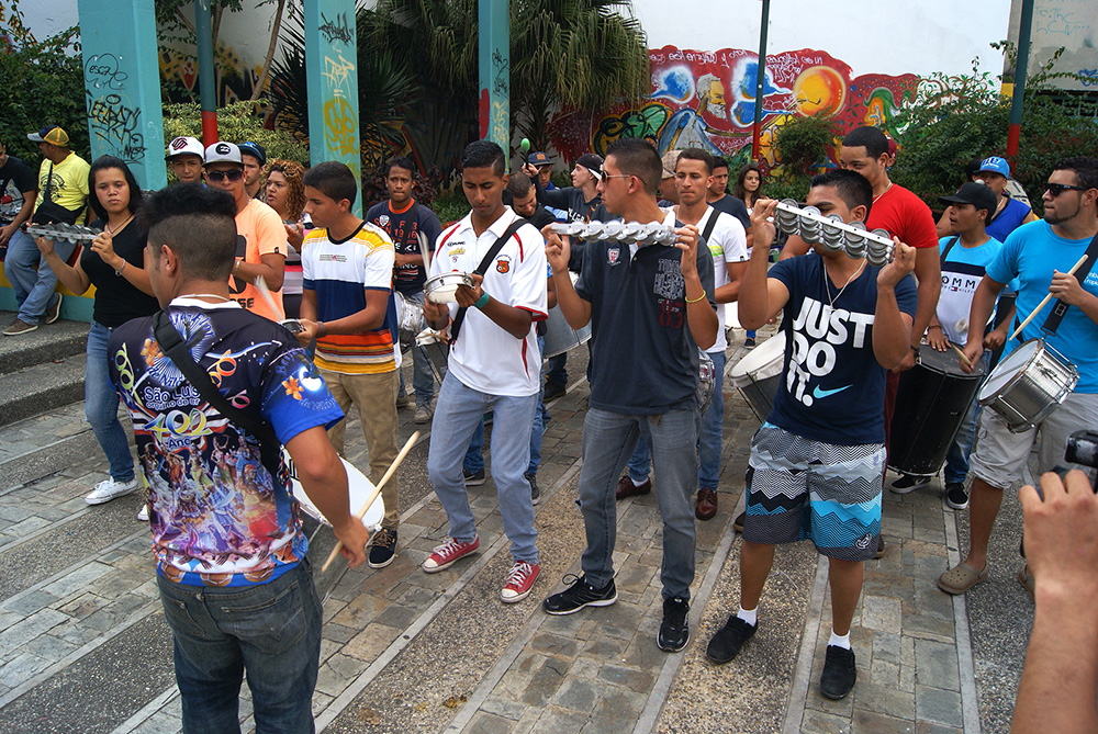 Escuelas de samba y calipso  recorrieron calles de Los Teques