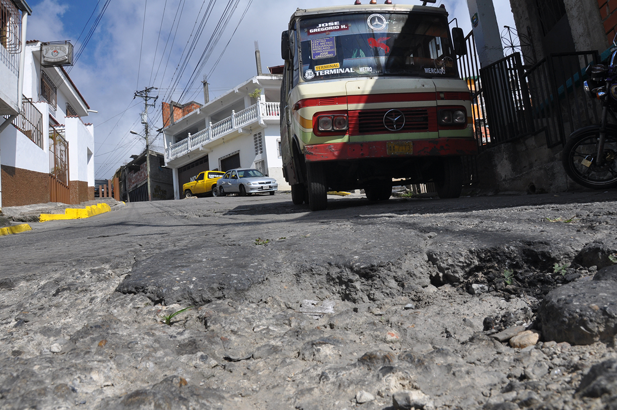 Baches imposibilitan el tránsito en José Gregorio