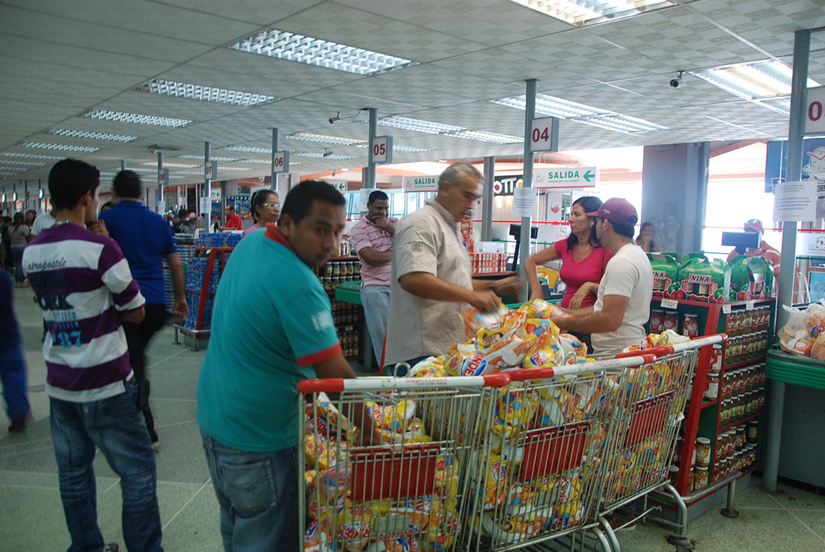 Este sábado, supermercados lucieron saturados de gente