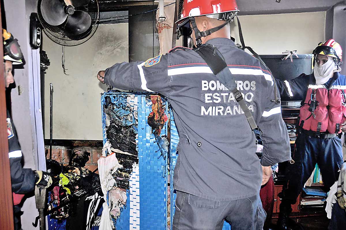 Por poco se les quema la casa completa  en Quebrada de la Virgen