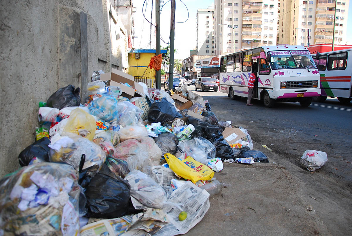 Los escombros no dan tregua en las comunidades