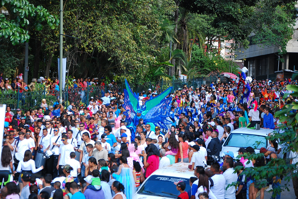 Tequeños desbordaron las calles para despedir el Carnaval