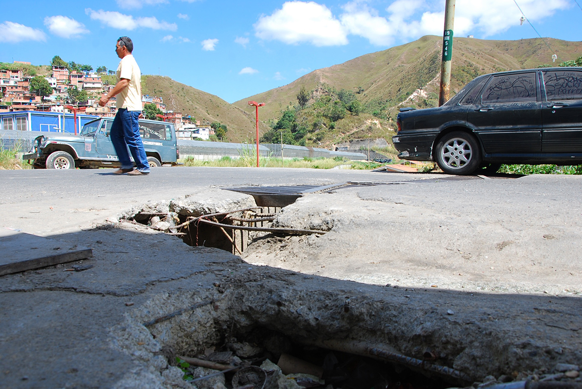 Derrumbes ponen en peligro a vecinos de El Nacional