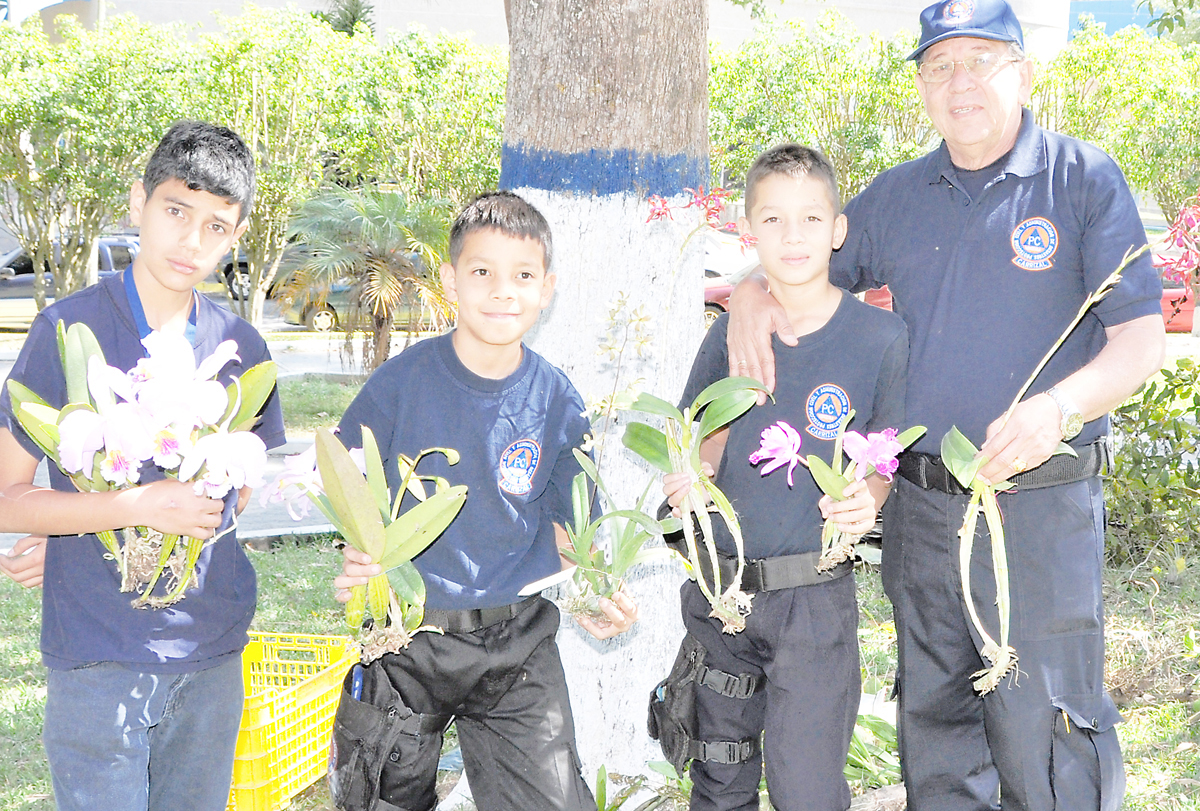 Niños lideraron siembra de orquídeas