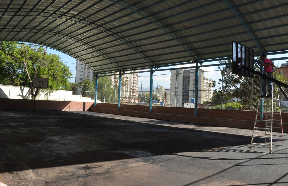 Prevén remodelar cancha de fútbol del liceo Miranda