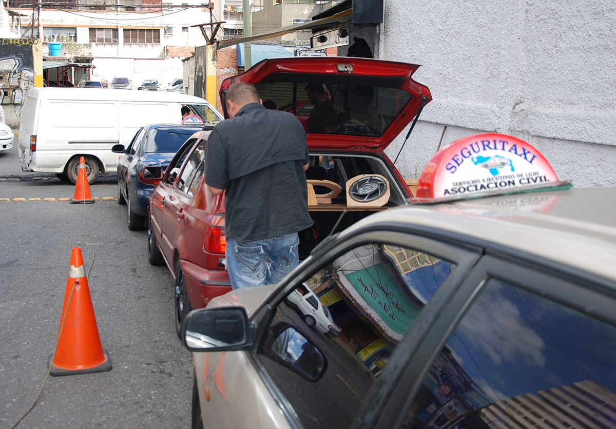 Taxistas pasan roncha para reparar sus carros