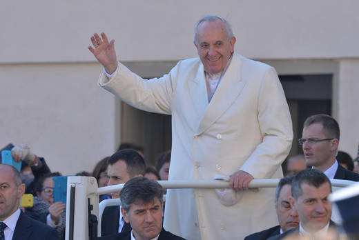 El papa Francisco llama a propiciar una “solución pacífica” en Libia