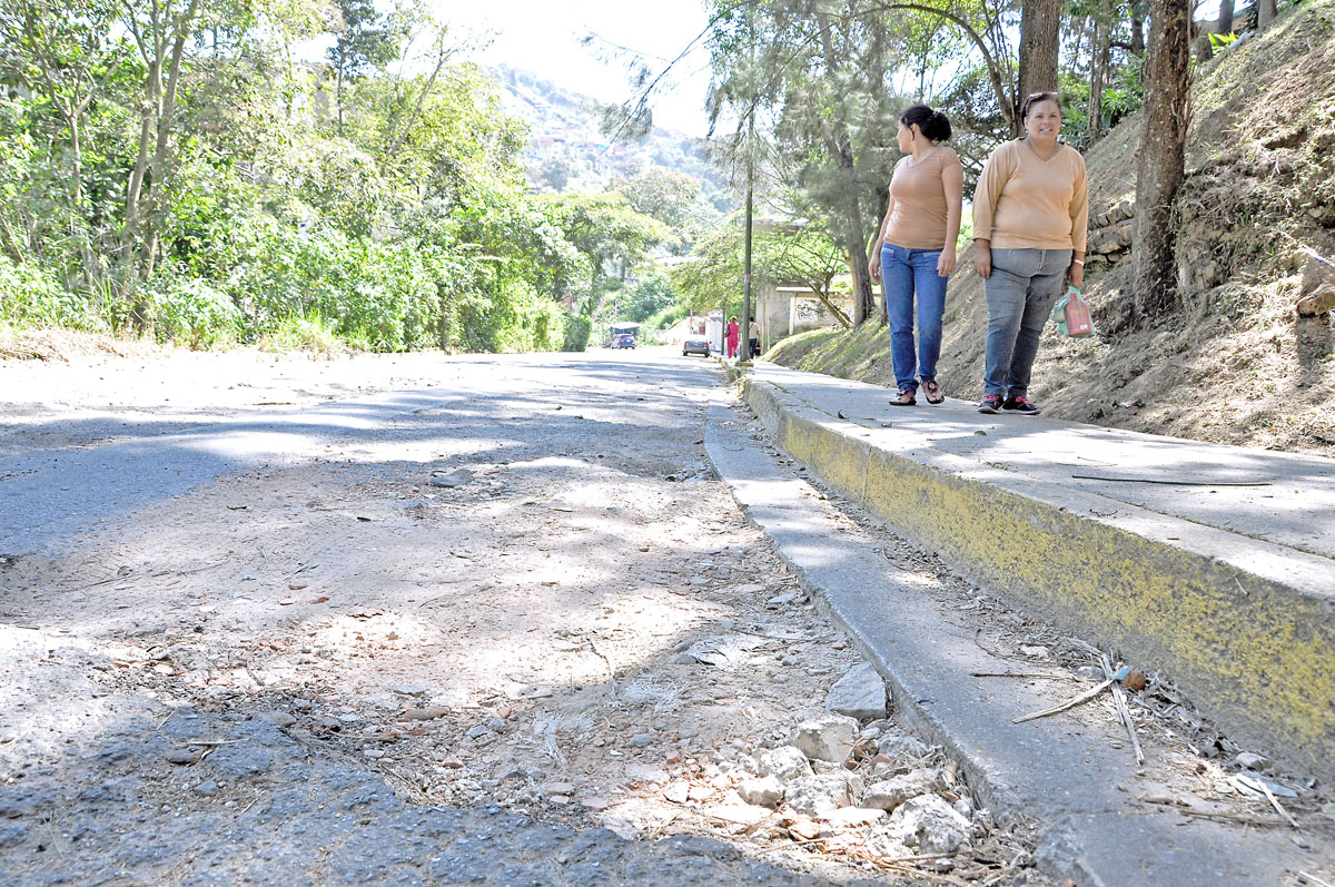 Urge asfaltado en residencias Tiuna