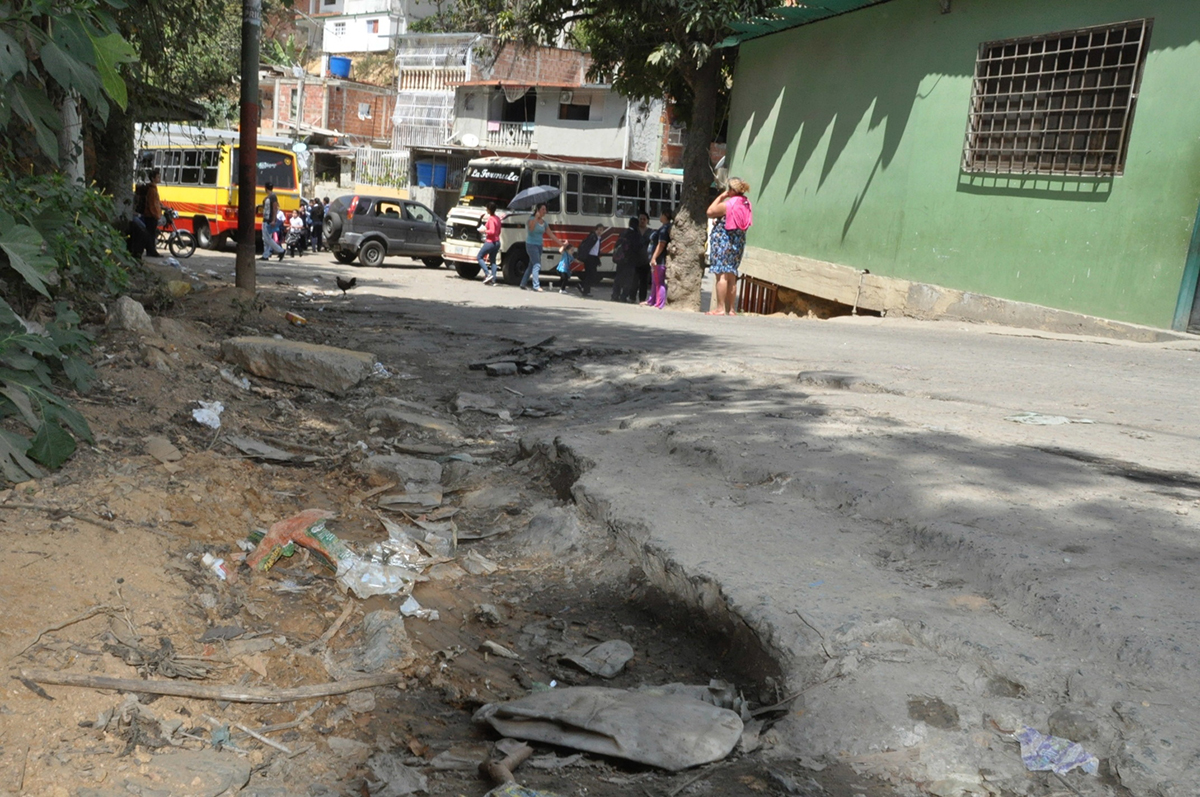 Falta de agua abruma a residentes de La Escuelita