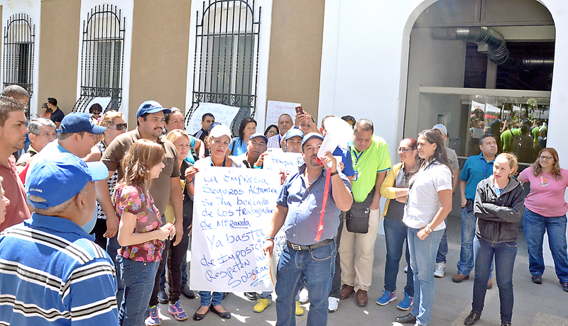 Empleados de la Gobernación protestaron por fallas en póliza de HCM