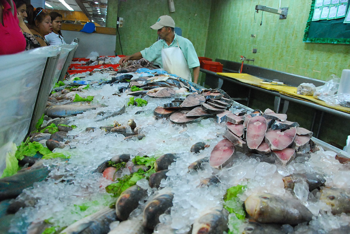 El pescado invade mercados populares