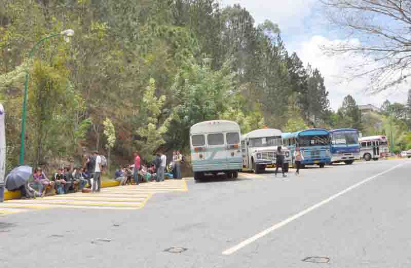 Administrativos del IUT de paro  para exigir ascensos