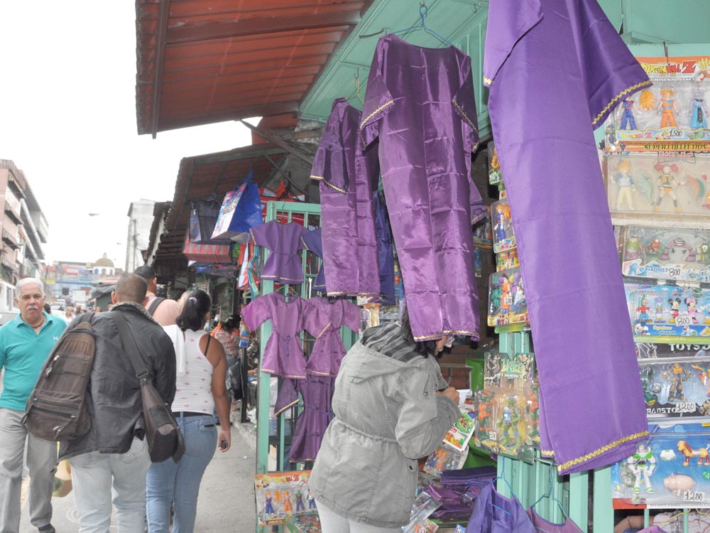 Comenzó la venta de trajes para Semana Santa