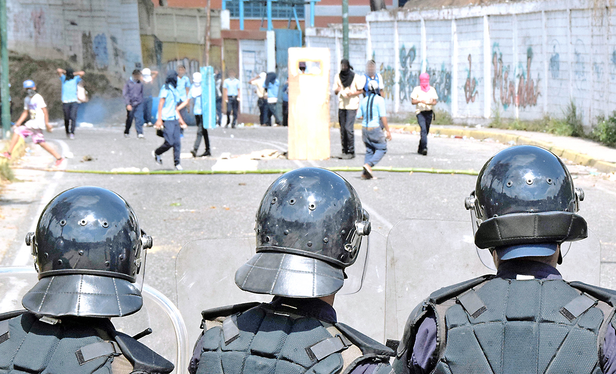 Protesta en el liceo Miranda dejó tres policías heridos