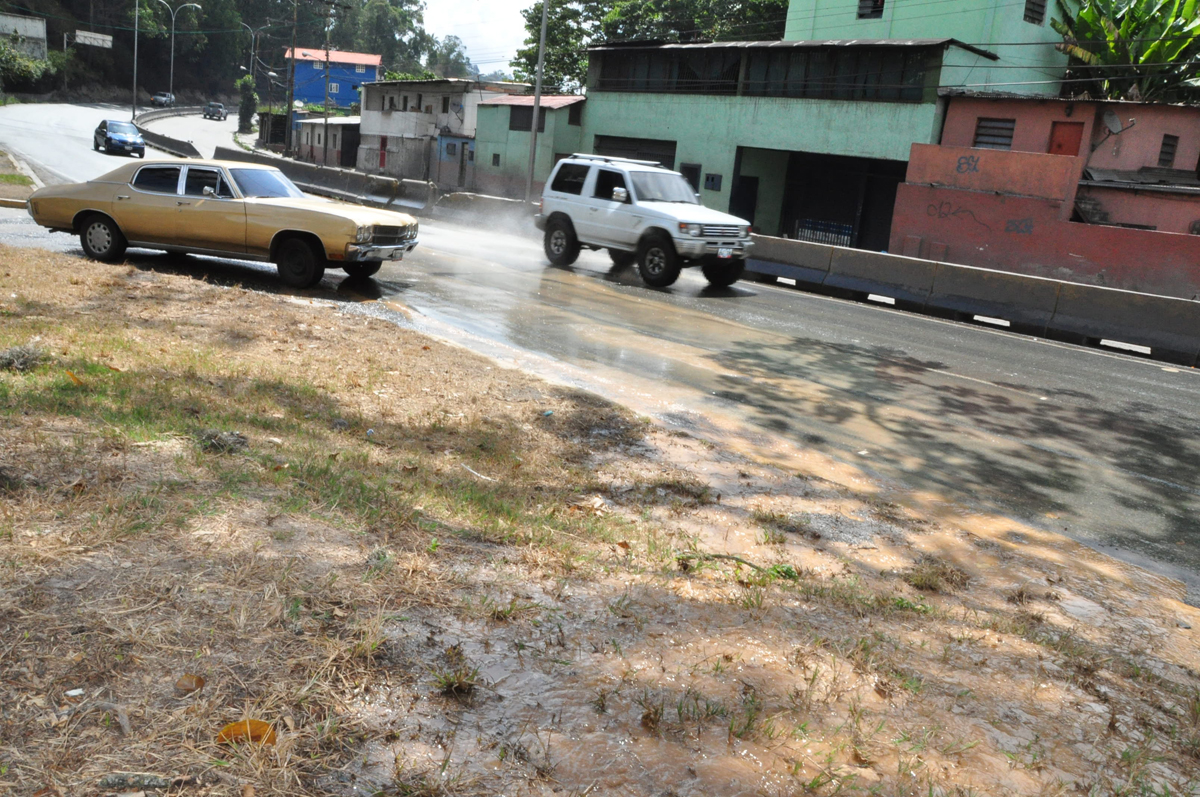 Rotura de tubería de aguas blancas  genera caos en Los Nuevos Teques