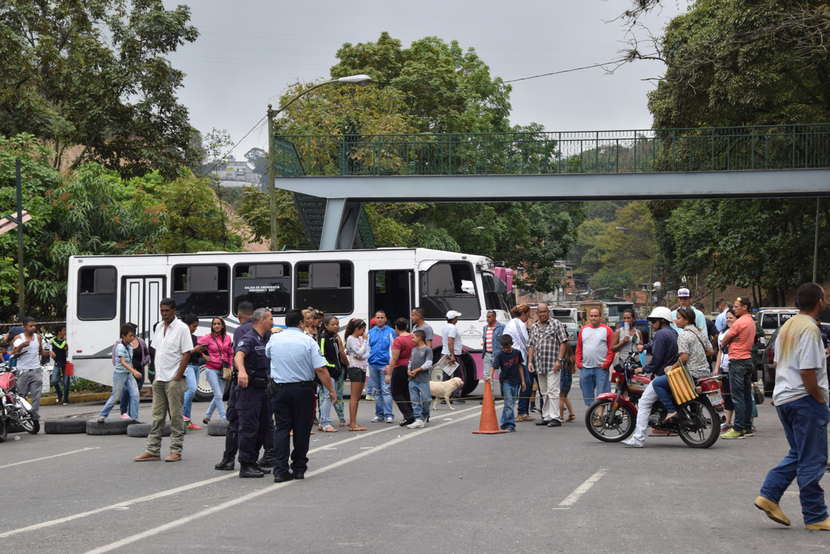 Vecinos de Gallo Pelón trancaron  la Bertorelli por falta de agua