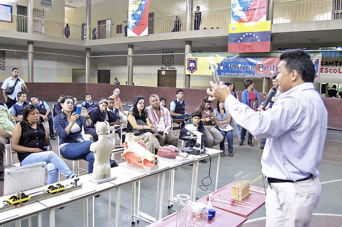 Dotaron con equipos de computación a nueve escuelas de Guaicaipuro