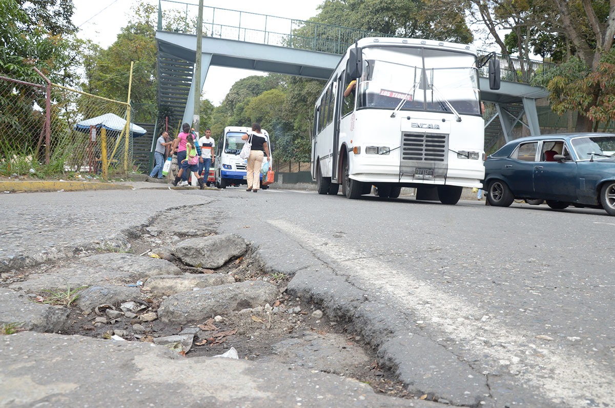 Huecos adornan entrada del terminal Los Lagos