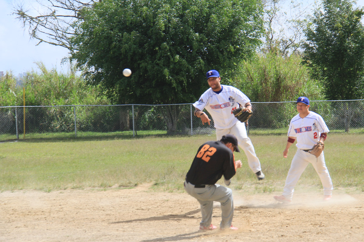 Tiburones aletearon a los Venezolanos en softbol de Los Marrones