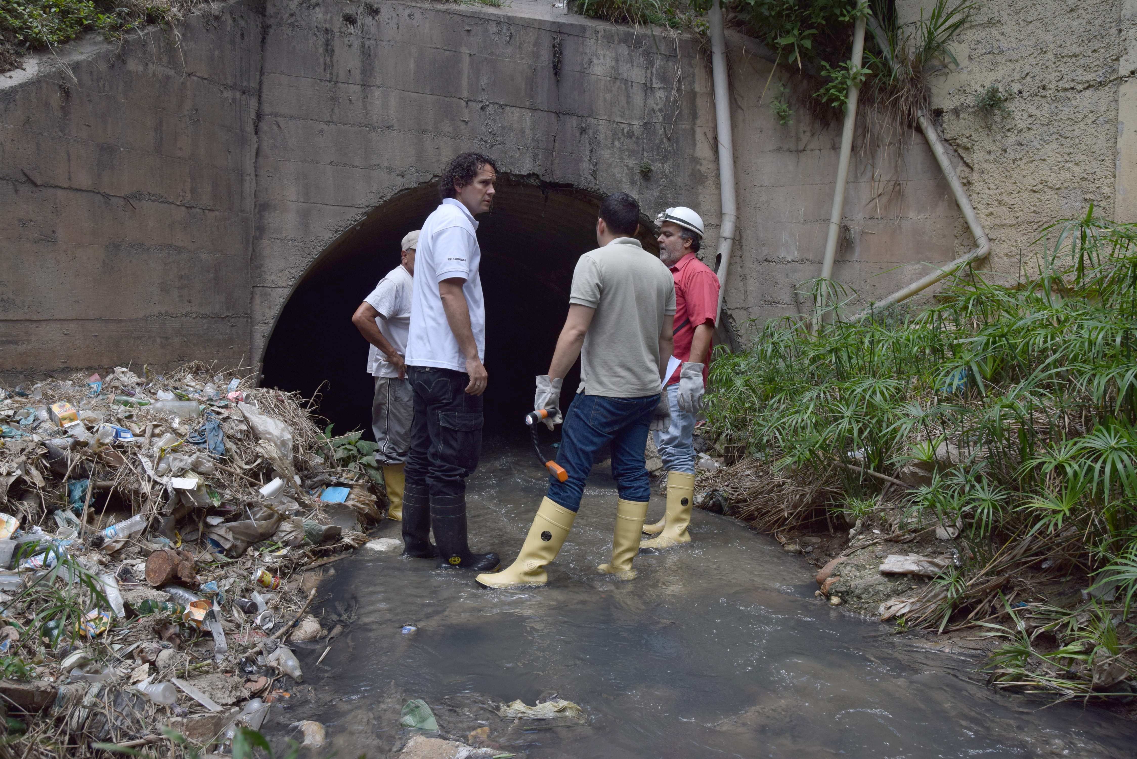 Garcés inicia limpieza de quebrada Camatagua