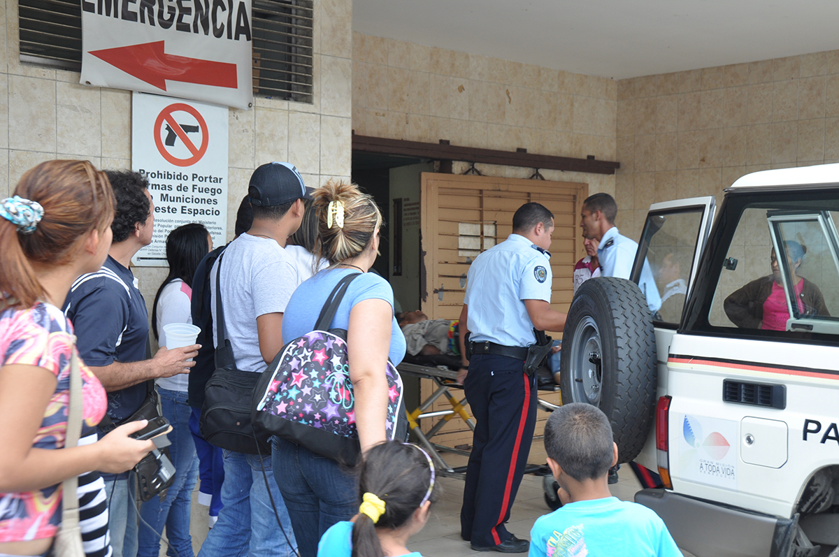 Se le escapó un tiro mientras atracaba a una joven