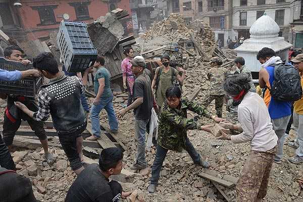 Asciende la cifra a 2.357 muertos por terremoto en Nepal
