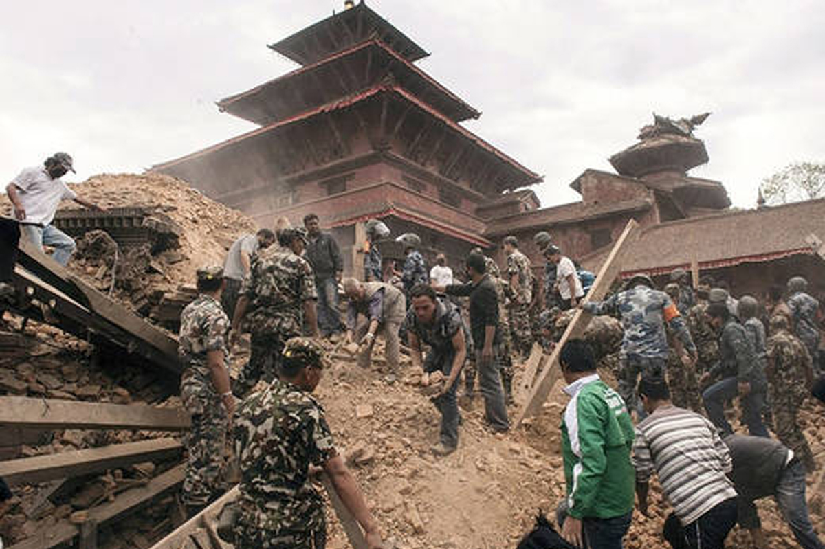 Confirman más de 2.500 muertos por terremoto en Nepal