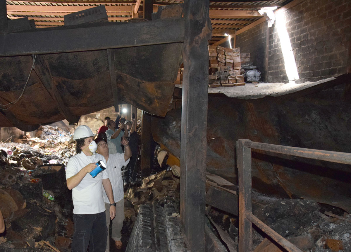 Garcés inspecciona comercio afectado por incendio