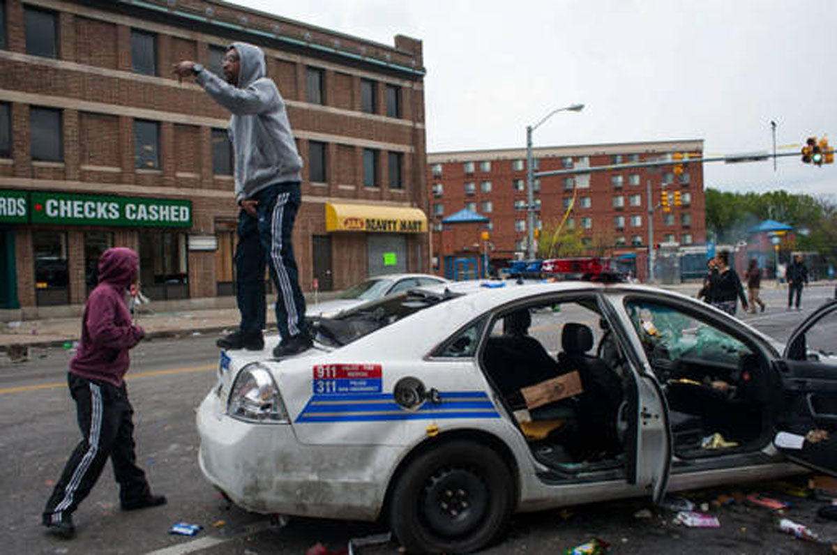 Autoridades declaran toque de queda en Baltimore por fuertes disturbios