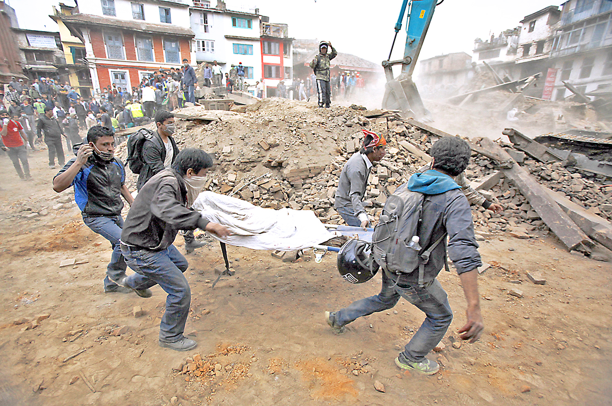 Ascienden a 6.000 los muertos por terremoto en Nepal