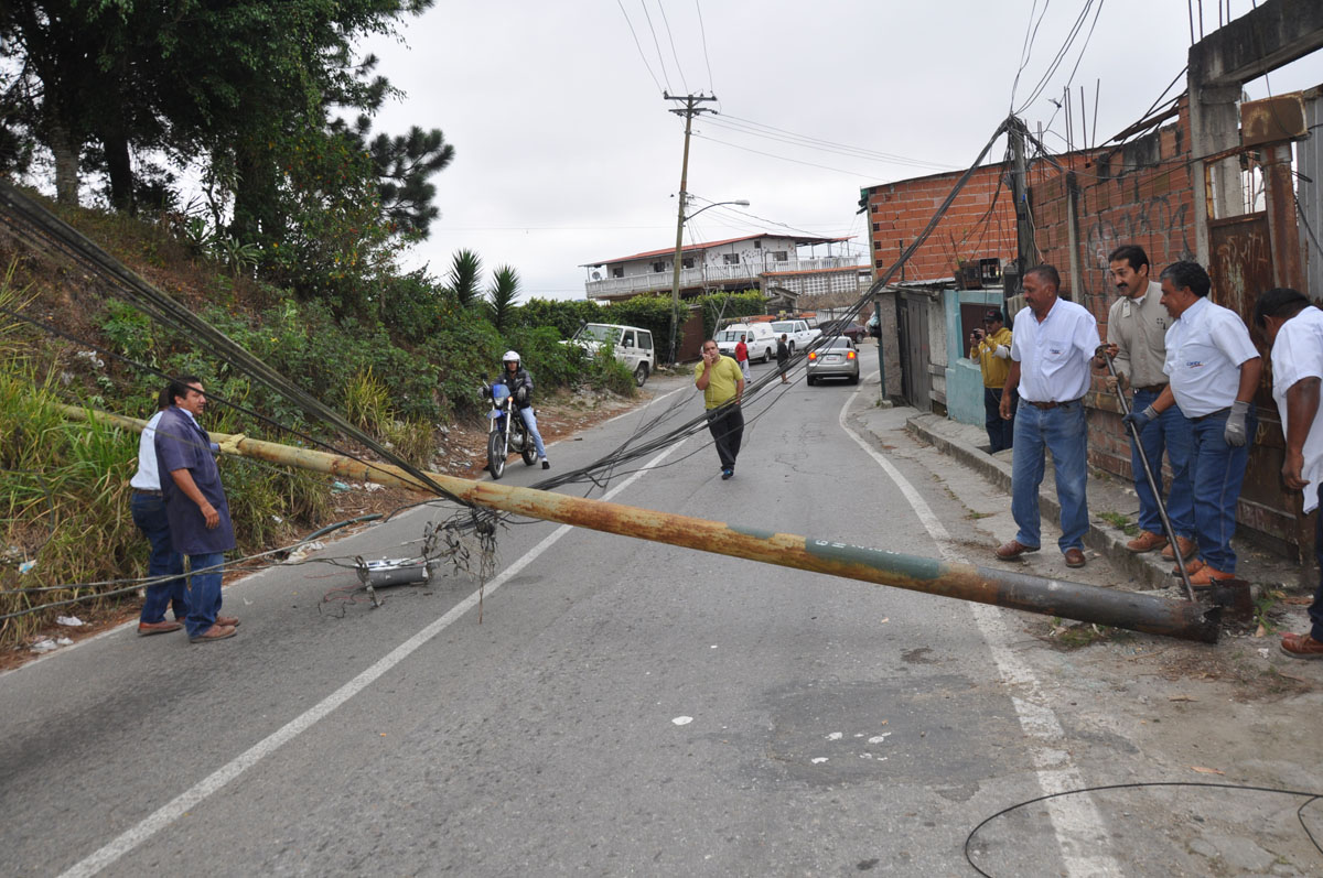 Poste caído obstruyó el paso en Los Chiquitos