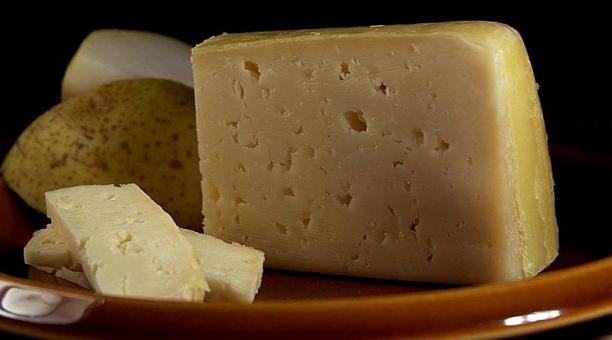 ¿Sabe por qué el queso tiene huecos?