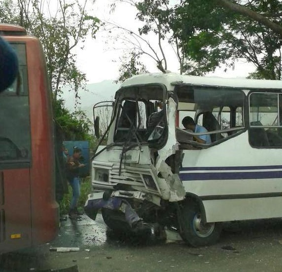 16 heridos dejó colisión entre autobuses  en km 34 de la Panamericana