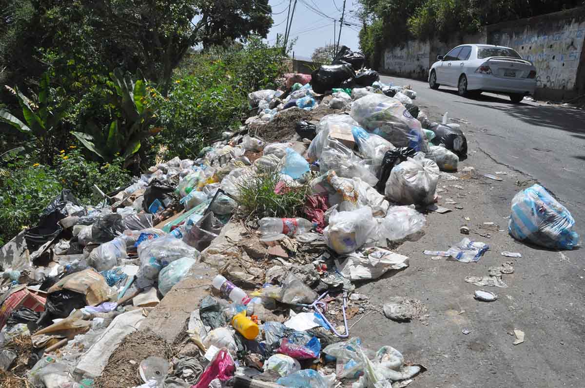 Vuelta Larga se hunde entre la basura