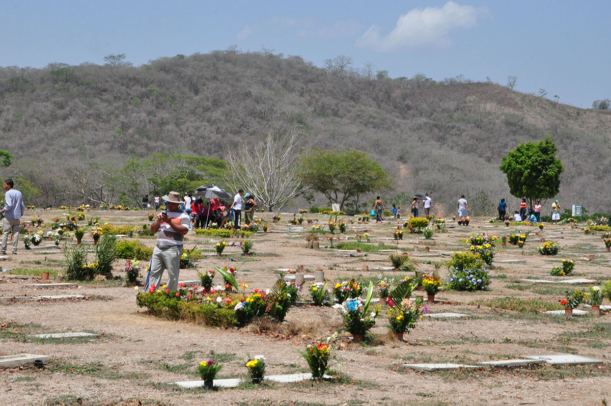 Tequeños visitaron camposanto en el Día de las Madres