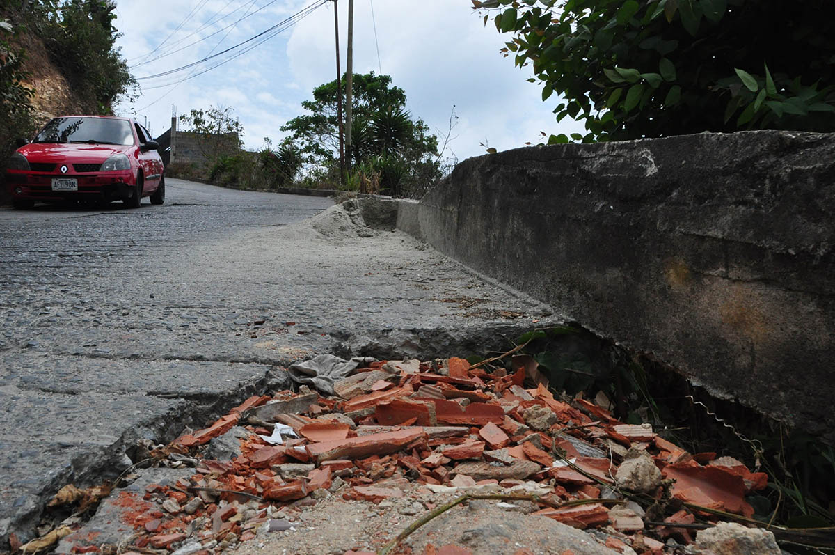 Vía hacia El Cumbito es una guillotina por falla de borde