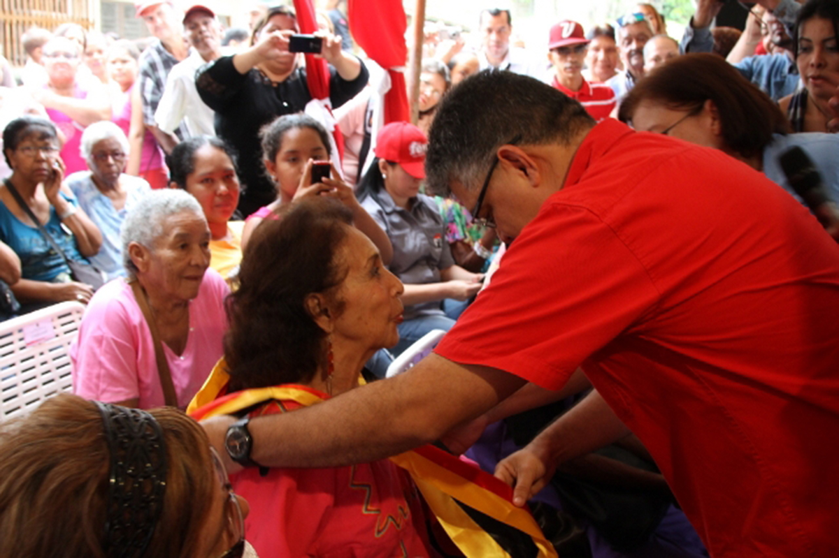 Jaua rindió homenaje al adulto mayor en su día