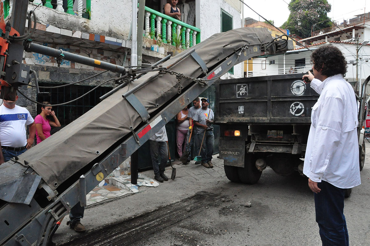 Garcés anuncia inversión  de Bs. 200 millones en asfaltado