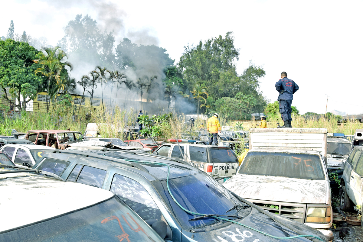 20 carros calcinados por incendio en estacionamiento de Ramo Verde