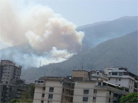 Bomberos atienden incendio en el Parque Nacional Waraira Repano