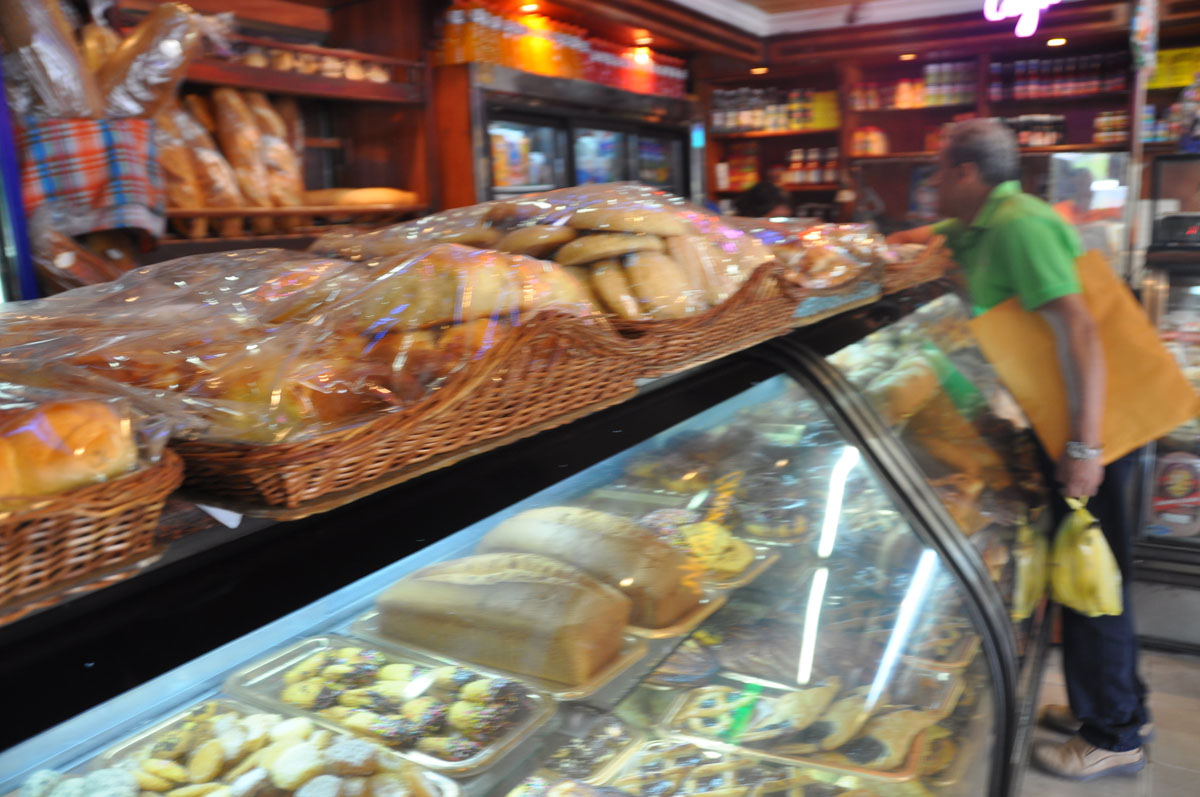 Panaderos trabajan con las uñas