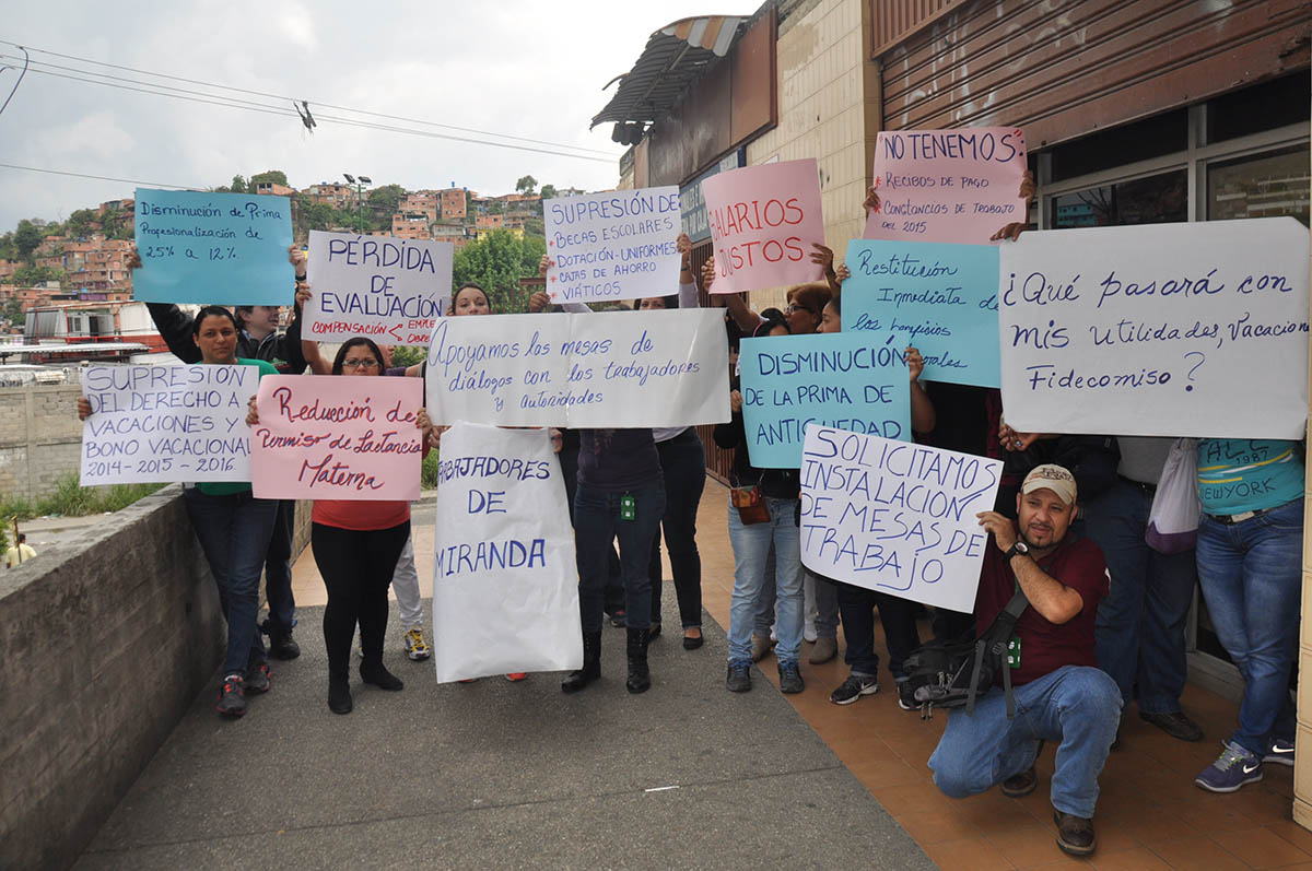 Protestan funcionarios públicos por eliminación de beneficios laborales
