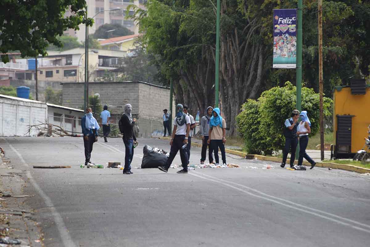 Estudiantes del Miranda trancan  la Bolívar por amenazas de cierre